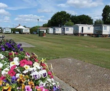 Hotel Copthorne Caravans Merston Exterior foto