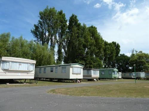 Hotel Copthorne Caravans Merston Exterior foto