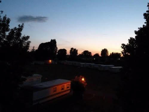 Hotel Copthorne Caravans Merston Exterior foto